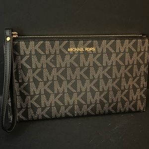 Michael Kors Jet Set Charm Wristlet Wallet. Brown Leather with Gold Hardware.